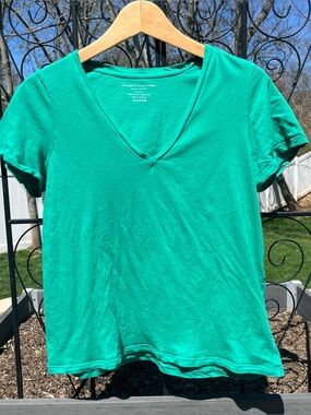 Majestic Filatures 100% Organic Cotton Short Sleeve V-Neck T-Shirt Size 4/L